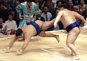 Chiyotaikai loses bout against Takanowaka